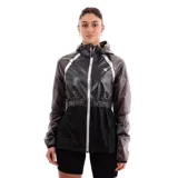 Campera rompevientos deportiva para mujer, con capucha y cierre frontal. La parte superior es de material sintético semitransparente negro con detalles reflectantes blancos en los hombros, mientras que la parte inferior es de tela negra opaca. Presenta un elástico ajustable en la cintura.