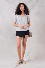 Remera gris de algodón con cuello en V y mangas cortas.