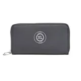 Billetera tipo fichero de color negro, con cierre perimetral y logo circular metálico de la marca XL en el frente.