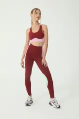 Calza deportiva color bordó y rosa con costuras en tono verde y logo BASSET 00's en cintura en tono rosa.