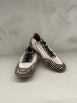 Championes acordonados Champion modelo Flat Cebra, confeccionados en gamuza suave con estampado de cebra en blanco y negro.