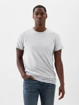 Pack de tres camisetas de cuello redondo y manga corta marca Gap, confeccionadas en algodón. El set incluye una camiseta negra, una blanca y una gris.