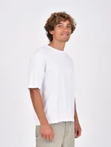 Remera blanca de manga corta y cuello redondo, corte holgado.