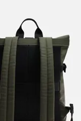 Mochila verde militar con acabado engomado, solapa superior con cierre de hebilla y cremallera, bolsillo frontal con cierre imantado, compartimento interno para laptop de hasta 13 pulgadas, asa de mano superior, correas de hombro ajustables y espalda acolchada. Base de cuero sintético negro.
