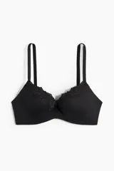 Soutien push-up de microfibra y encaje negro, con copas con relleno, aros y doble tirante ajustable en cada hombro. Presenta detalles de encaje floral en el borde superior de las copas.