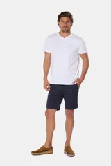 Bermuda color beige con cintura elastizada, bolsillos laterales y traseros.