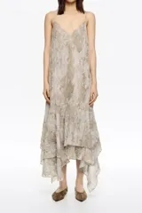 Vestido midi de línea A en tejido plisado con estampado de serpiente, escote en V, tirantes finos y bajo asimétrico con volantes en capas.
