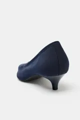 Zapato de tacón bajo fino, con cuerpo de malla (mesh), escote redondo y acabado en punta, en color azul marino.