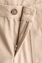 Pantalón amplio de sarga de algodón con piernas rectas, bolsillos delanteros de parche y trabillas integradas.