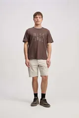 Bermuda chino de corte clásico color negro, con cintura fija y bolsillos delanteros y traseros.