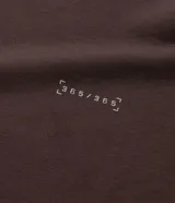 Remera deportiva de manga corta y cuello redondo, confeccionada con tecnología Dry para mayor transpirabilidad y control de la humedad. Presenta un diseño liso en color verde claro con un pequeño estampado de lettering en la parte inferior.