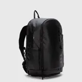 Mochila deportiva negra con diseño funcional, ideal para tenis y pádel. Cuenta con compartimento específico para raquetas con protección climática, compartimento ventilado para calzado, espacio interior para computadora de hasta 16 pulgadas, bolsillos laterales y correas acolchadas ajustables. Fabricada en material resistente al agua.