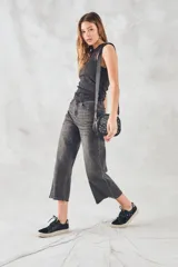 Musculosa de tejido acanalado con acabado brillante, de corte ajustado al cuerpo y cuello redondo alto.