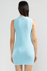 Minivestido celeste de tejido texturizado, corte recto y sin mangas.