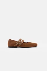 Ballerinas de cuero color camel con diseño de doble tira con hebillas metálicas y punta cuadrada.