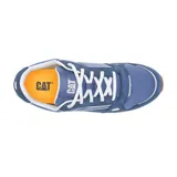 Zapatillas Caterpillar modelo Ventura Sport, color azul con detalles en blanco y amarillo. Capellada de gamuza y malla de nylon, forro 100% reciclado, plantilla de espuma EVA, entresuela EVA y suela de goma.