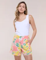 Short de calce relajado de rayón, con estampado floral en tonos celestes, naranjas y verdes. Cuenta con pretina lisa en el delantero y elástico posterior, bolsillos diagonales y pierna ancha.