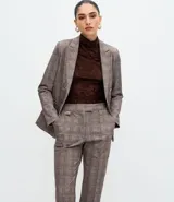 Pantalón de corte flare con estampado de cuadros, confeccionado en tejido punto roma estructurado. Presenta cintura estructurada, ajuste ceñido en caderas y muslos con apertura suave en el ruedo y detalle metálico lateral.