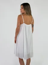 Vestido midi de tirantes color marrón oscuro, con diseño fluido, escote en V fruncido y detalles de terminación desflecada.