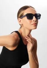 Lentes de sol Eco Shades modelo Romano, con montura cuadrada color verde oliva y lentes verdes. Fabricados con acetato biodegradable y lentes de PMMA reciclado. Cuentan con protección UV 400.