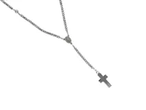 Rosario de acero plateado con cuentas facetadas y dije de cruz.