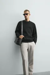 Jersey de punto con corte regular fit, cuello redondo y manga larga. Presenta un diseño de textura acanalada con acabados en rib en puños y bajo.