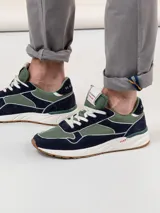 Pantalón chino azul marino de corte slim fit, confeccionado en gabardina con 77% algodón, 20% de algodón reciclado y 3% elastano. Presenta bolsillos delanteros y traseros. Tiene un lavado final con enzima ácida que le da un aspecto desgastado.