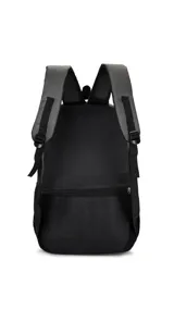 Mochila urbana de diseño funcional en color gris, con múltiples compartimentos con cierre, bolsillo frontal y bolsillos laterales de red. Cuenta con compartimento interno para notebook y correas acolchadas ajustables.