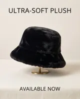 Gorro piluso de piel sintética color negro, con ala corta y caída suave.