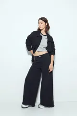 Jean de tiro bajo color negro, de silueta relajada y holgada, con deflecado en el bajo.