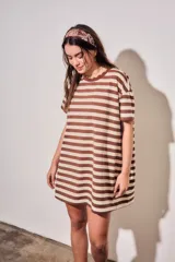 Vestido midi de manga corta con diseño a rayas horizontales en tonos marrones y beige, cuello redondo con detalle ondulado y corte recto.