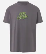 Remera gris de corte clásico con cuello redondo y mangas cortas. Estampado en la espalda con diseño de Bob Esponja derretido.