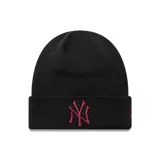 Gorro tipo beanie de punto color negro con vuelta, presenta el logo de los New York Yankees bordado en el frente en color bordó.