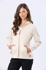 Campera de felpa con cierre frontal, capucha y detalle de parche de cuero sintético en la manga.