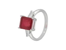 Anillo de plata 925 con rubí central de forma rectangular y circonitas baguette a los costados.