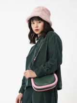 Camisa corta negra de terciopelo, de silueta cuadrada oversized, con bolsillo delantero y detalle en los puños y cuello con botón oro en forma de flor.