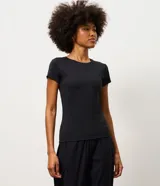 Remera deportiva Get Over de microfibra color negro, con cuello redondo, mangas cortas y ajuste ceñido al cuerpo.