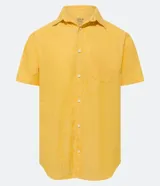 Camisa de hombre de manga corta confeccionada en mezcla de lino y algodón. Presenta un calce comfort, cuello camisero, cierre frontal con botones y un bolsillo en el pecho. Marca Marfinno.