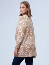 Cardigan tejido largo color beige con estampado tribal blanco, marca Ninety. Tiene bolsillos delanteros.