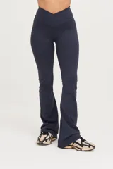 Calza larga azul marino de tiro alto con cintura cruzada y corte acampanado.