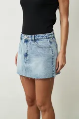 Minifalda de jean celeste con efecto lavado, tiro alto y ruedo desflecado.