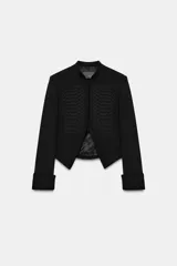 Blazer negro ZW Collection con cuello perkins, manga larga con vuelta en los puños y bajo asimétrico. Presenta detalles de alamares bordados en el frente.