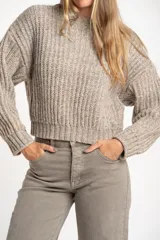 Sweater de punto grueso con cuello redondo, mangas largas y corte oversize, confeccionado en una mezcla de lana y nylon en tono gris melange.