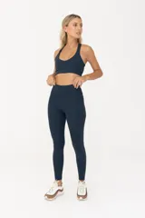 Calza larga azul de cintura alta.