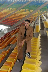 Pantalón camel de gabardina elastizada, corte sastrero, tiro bajo, con bolsillos delanteros, botón metálico y tajo en el lateral interno.