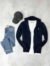 Campera negra con cierre frontal, cuello alto y logo bordado en el pecho.