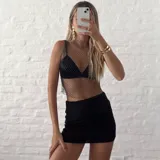 Minifalda negra con short interno y cintura elástica.