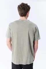 Remera de manga corta color gris con efecto lavado, cuello redondo y corte holgado.