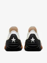 Championes Converse Run Star Motion de lona blanca con cordones, plataforma ondulada en color crema y suela de goma con diseño dentado en negro y marrón.