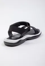 Sandalia de plataforma color beige con tira sobre el empeine y agarre en el tobillo.